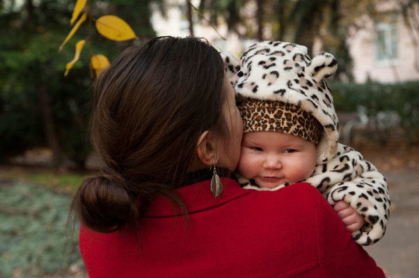 Foto: Wilhelm Watschka Fotografie. Mutter mit Baby. Familienfoto.