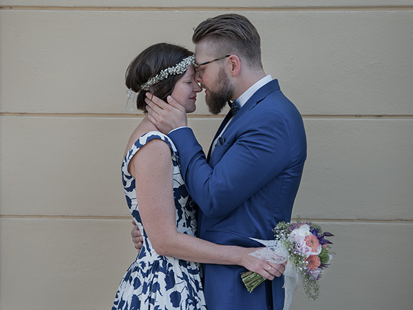 Foto: Wilhelm Watschka Fotografie. Hochzeitspaar dass Kopf an Kopf den Moment der Liebe und Zuneigung genießt.