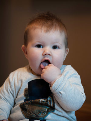 Foto: Wilhelm Watschka Fotografie. Kind / Baby schaut direkt in die Kamera.