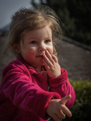 Foto: Wilhelm Watschka Fotografie. Kind zeigt mit den Finger, wo es lang geht.