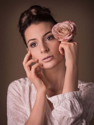 Beauty Porträt einer Frau die eine Rose in der Hand hält. Das Foto wurde von Wilhelm Watschka gemacht.